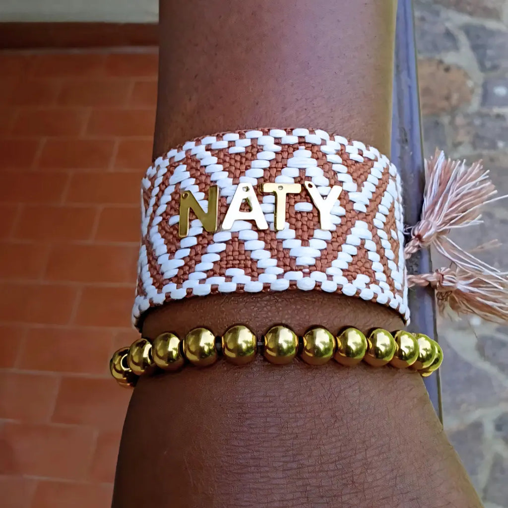 Bracciale in filo largo color marrone con nome personalizzato in acciaio dorato, idea regalo elegante e unisex