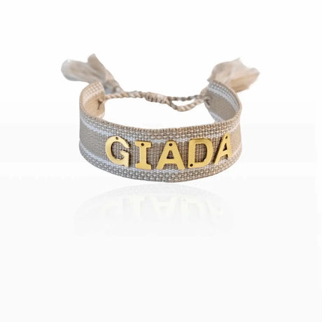 bracciale in filo colore crema personalizzato con nome colore oro, idea regalo per donna