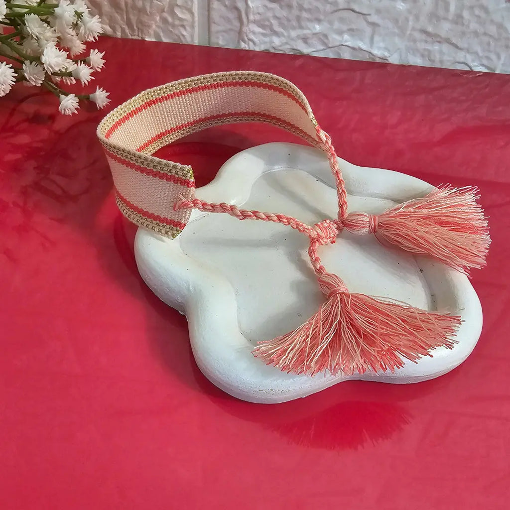 Bracciale rosa con bordi decorativi e nome personalizzato in acciaio dorato, idea regalo donna