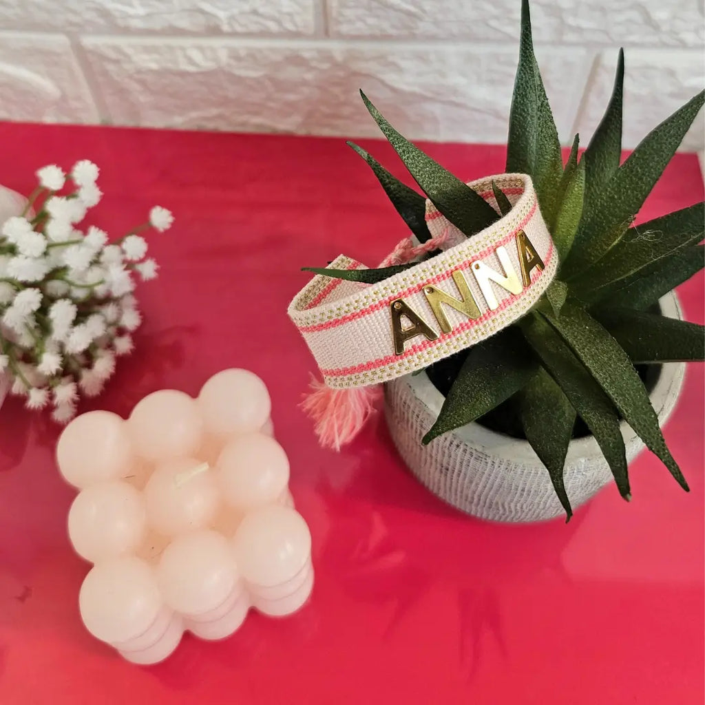 bracciale in filo colore rosa con bordi fucsia personalizzato con nome in acciaio inox colore oro, idea regalo persoanlizzato per donna