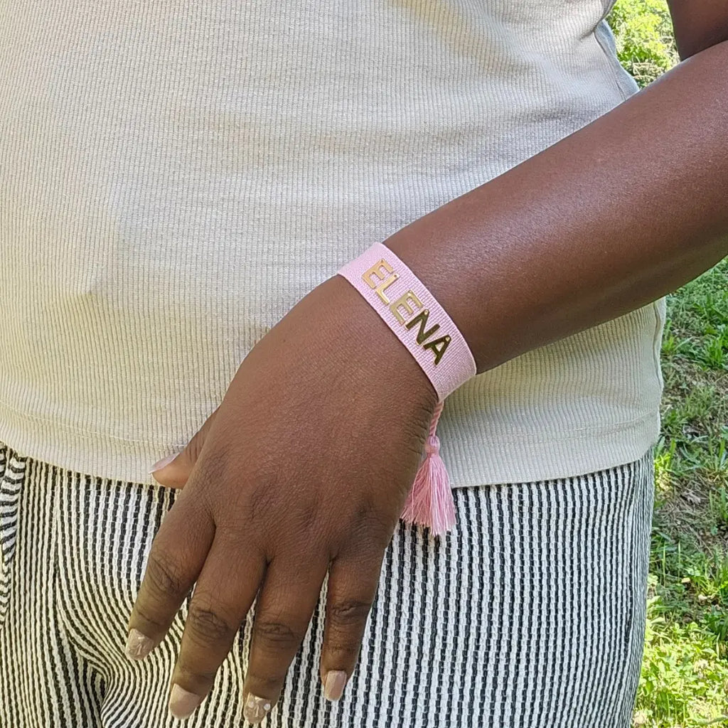 bracciale in filo rosa chiaro personalizzato con nome in acciaio inox colore oro, regalo personalizzato per donna