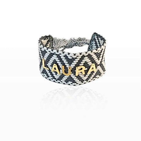 bracciale in filo largo personalizzato con nome, colore grigio salvia, idea regalo per donna