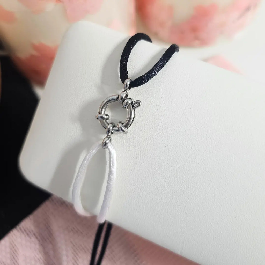 bracciale in filo colore bianco e nero con ciondolo fermaglio marinaio in acciaio inox colore argento. Regalo donna uomo pero ogni occasione. Regalo originale.