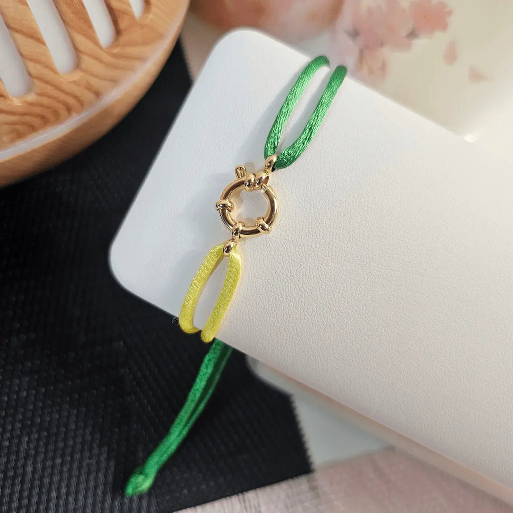 bracciale in filo colore giallo e verde con ciondolo fermaglio marinaio in acciaio inox colore oro. Regalo donna uomo pero ogni occasione.