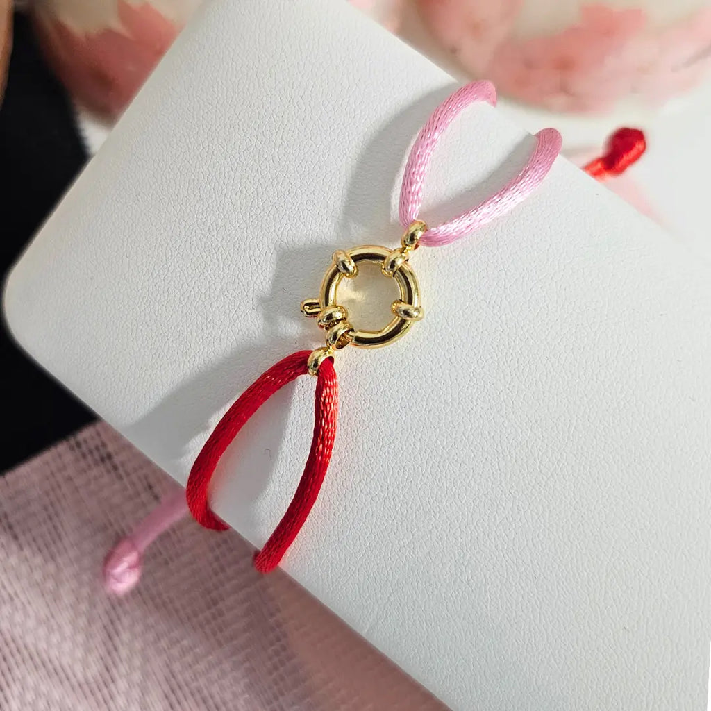 bracciale in filo satinato colore rosa e rosso con ciondolo fermaglio marinaio in acciaio inox colore oro. Regalo per donna  e uomo per ogni occasione. Regalo originale.