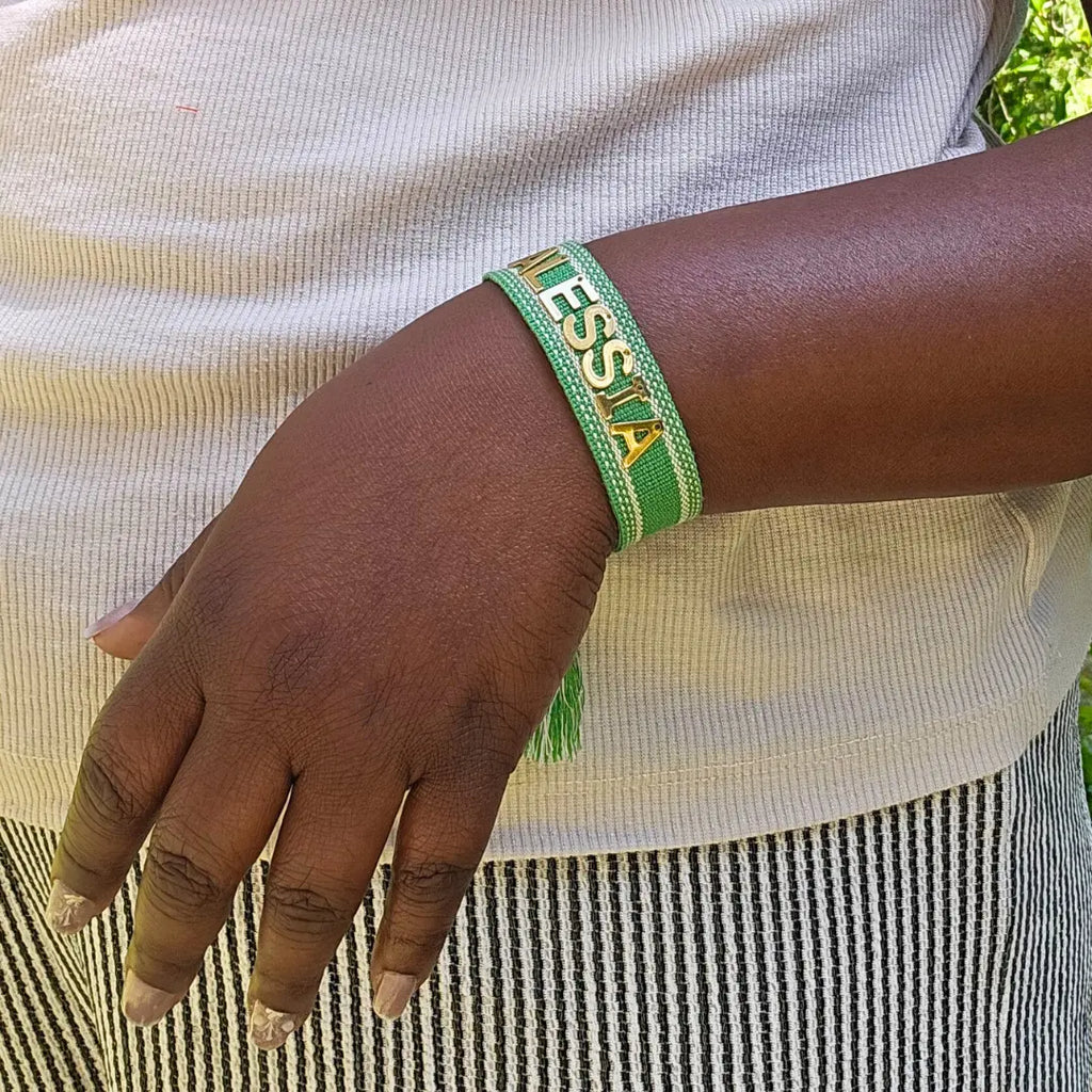 bracciale in filo verde smeraldo personalizzato con nome in acciaio inox colore oro, regalo personalizzato per donna