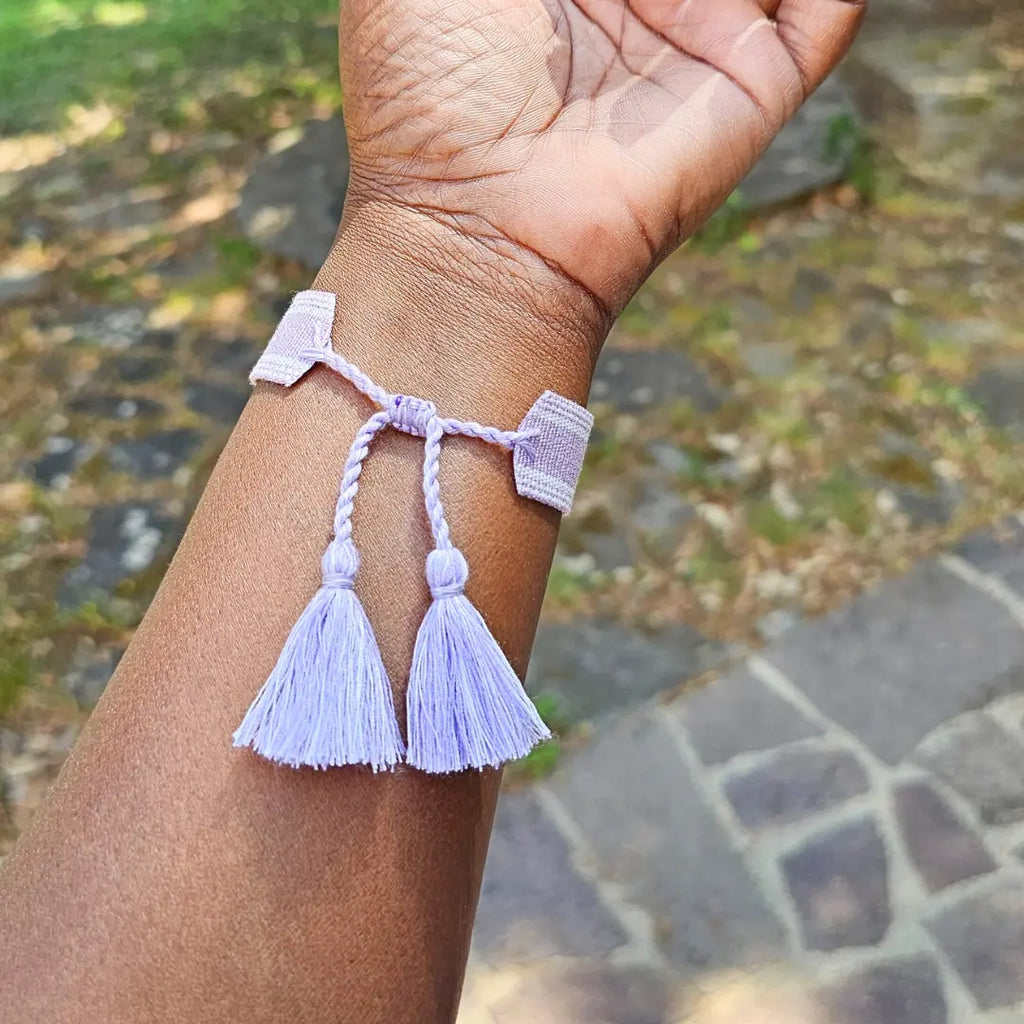 bracciale in filo viola chiario con bordi bianchi, personalizzato con nome o iniziali in acciaio inox colore oro. Chiusura regalible. Regalo personalizzato unisex, regalo romantico, anniversario, san valentino, complenanno, natale.