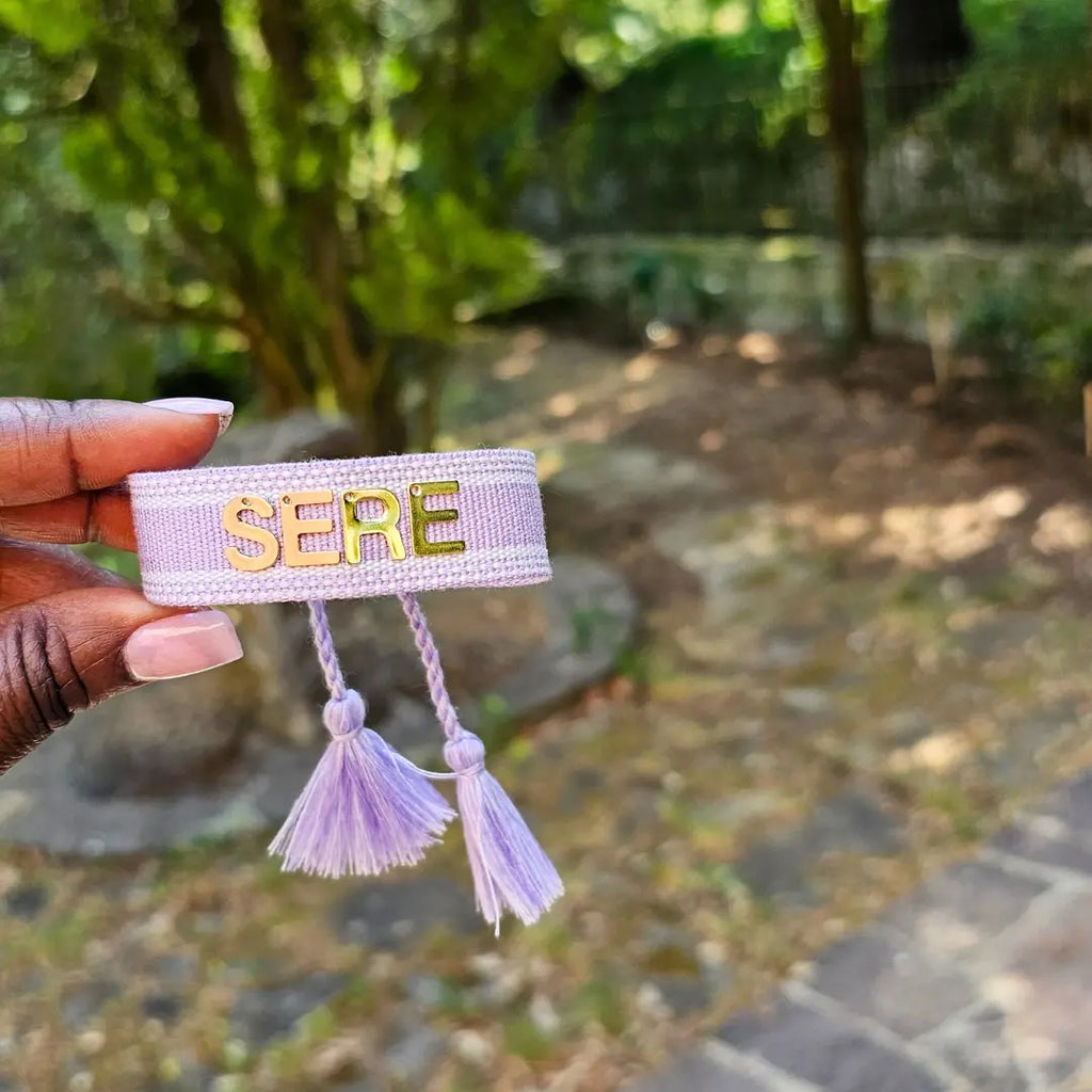 bracciale in filo viola chiario con bordi bianchi, personalizzato con nome o iniziali in acciaio inox colore oro. Regalo personalizzato unisex, regalo romantico, anniversario, san valentino, complenanno, natale. Regalo trendy