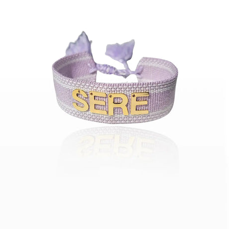 bracciale in filo viola chiario con bordi bianchi, personalizzato con nome o iniziali in acciaio inox colore oro. Regalo personalizzato unisex, regalo romantico, anniversario, san valentino, complenanno, natale.