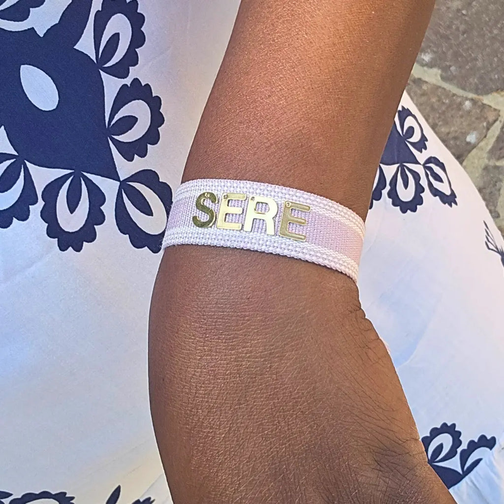 bracciale in filo viola chiario con bordi bianchi, personalizzato con nome o iniziali in acciaio inox colore oro. Regalo personalizzato unisex, regalo romantico, anniversario, san valentino, complenanno, natale. Outfit moderno.