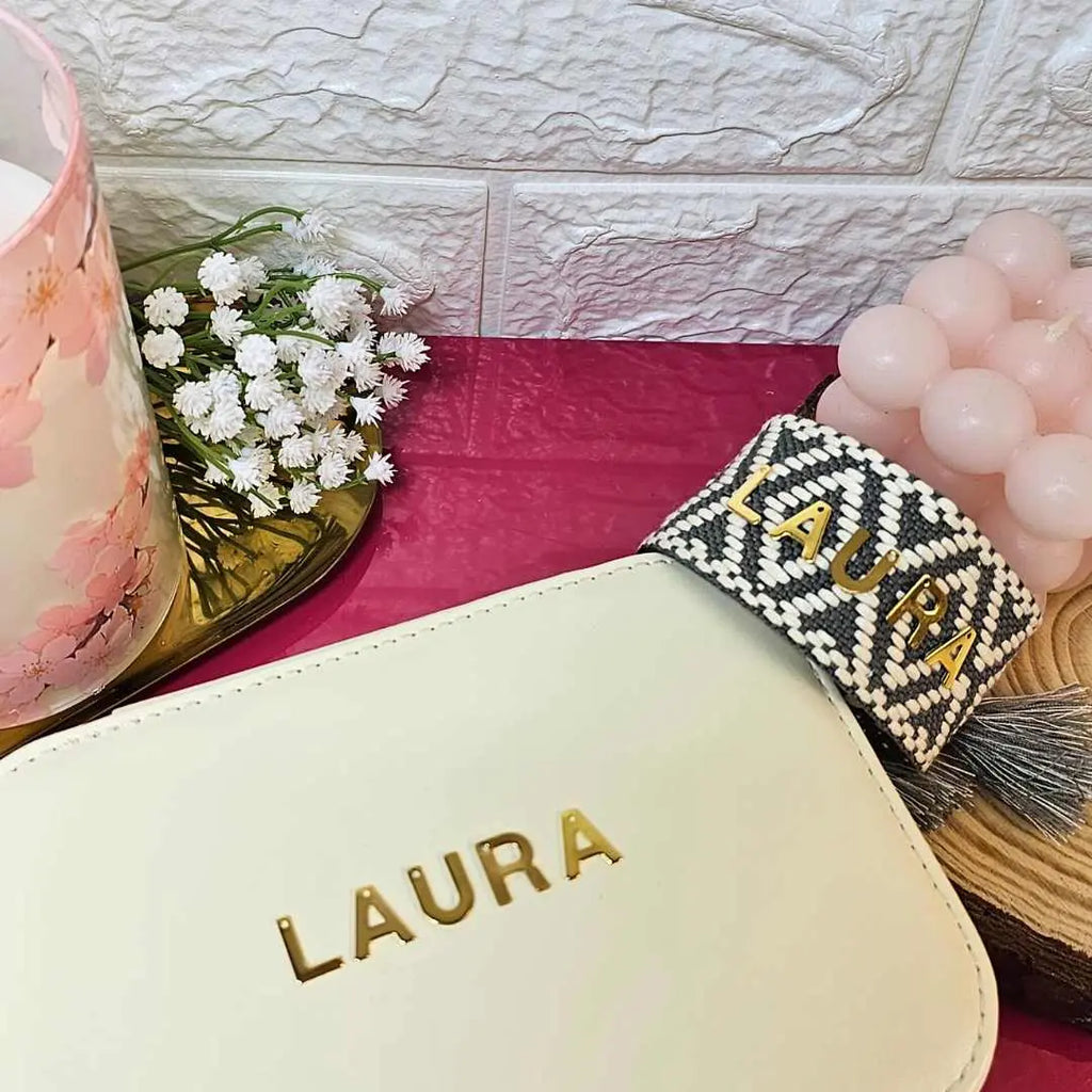 bracciale in filo largo personalizzato con nome, colore grigio salvia, idea regalo elegante