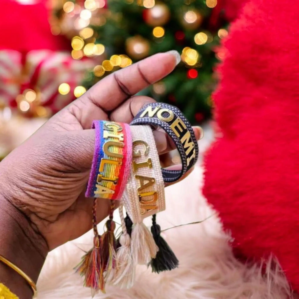 Bracciali in filo personalizzati con nome. Regalo personalizzato per Natale.