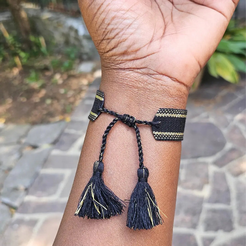 bracciale in filo colore nero con bordi orati e corece ricamata olore oro, personalizzato con iniziali in acciaio inox colore oro. Regalo per coppia, anniversairo, matrimonio, compleanno, San Valentino, Natale. Chiusura regolabile.