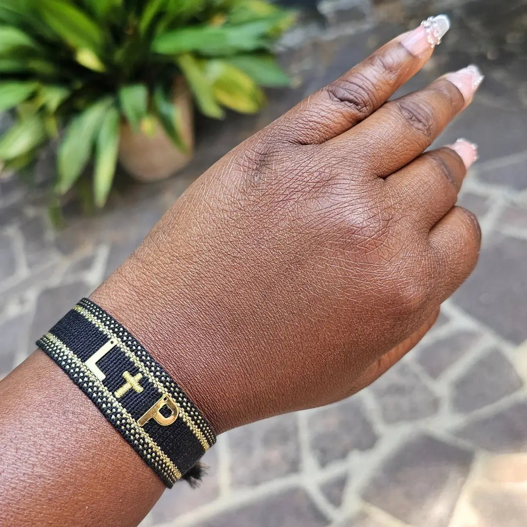 bracciale in filo colore nero con bordi orati e corece ricamata olore oro, personalizzato con iniziali in acciaio inox colore oro. Regalo per coppia, anniversairo, matrimonio, compleanno, San Valentino, Natale. Regalo unisex