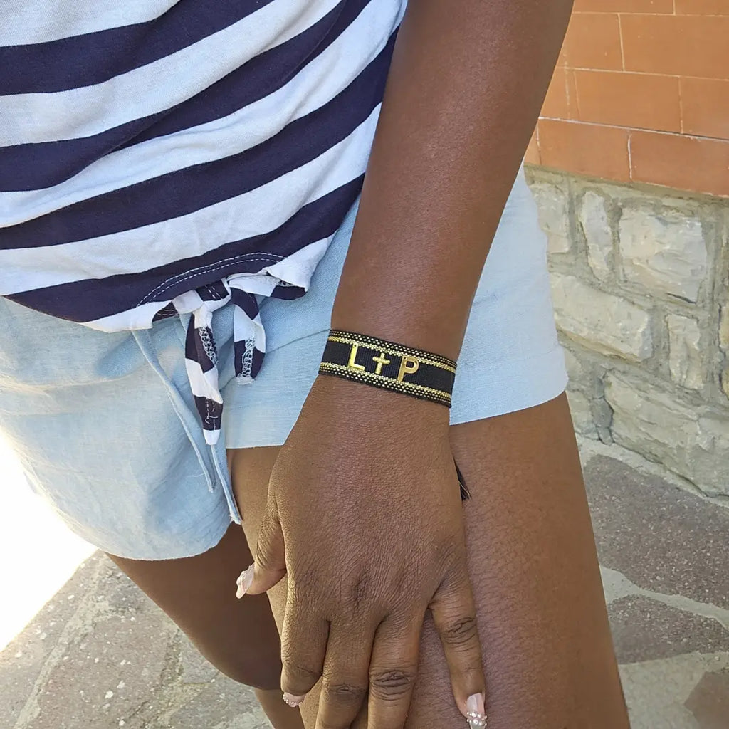 bracciale in filo colore nero con bordi orati e corece ricamata olore oro, personalizzato con iniziali in acciaio inox colore oro. Regalo per coppia, anniversairo, matrimonio, compleanno, San Valentino, Natale. Outfit aesthetic.