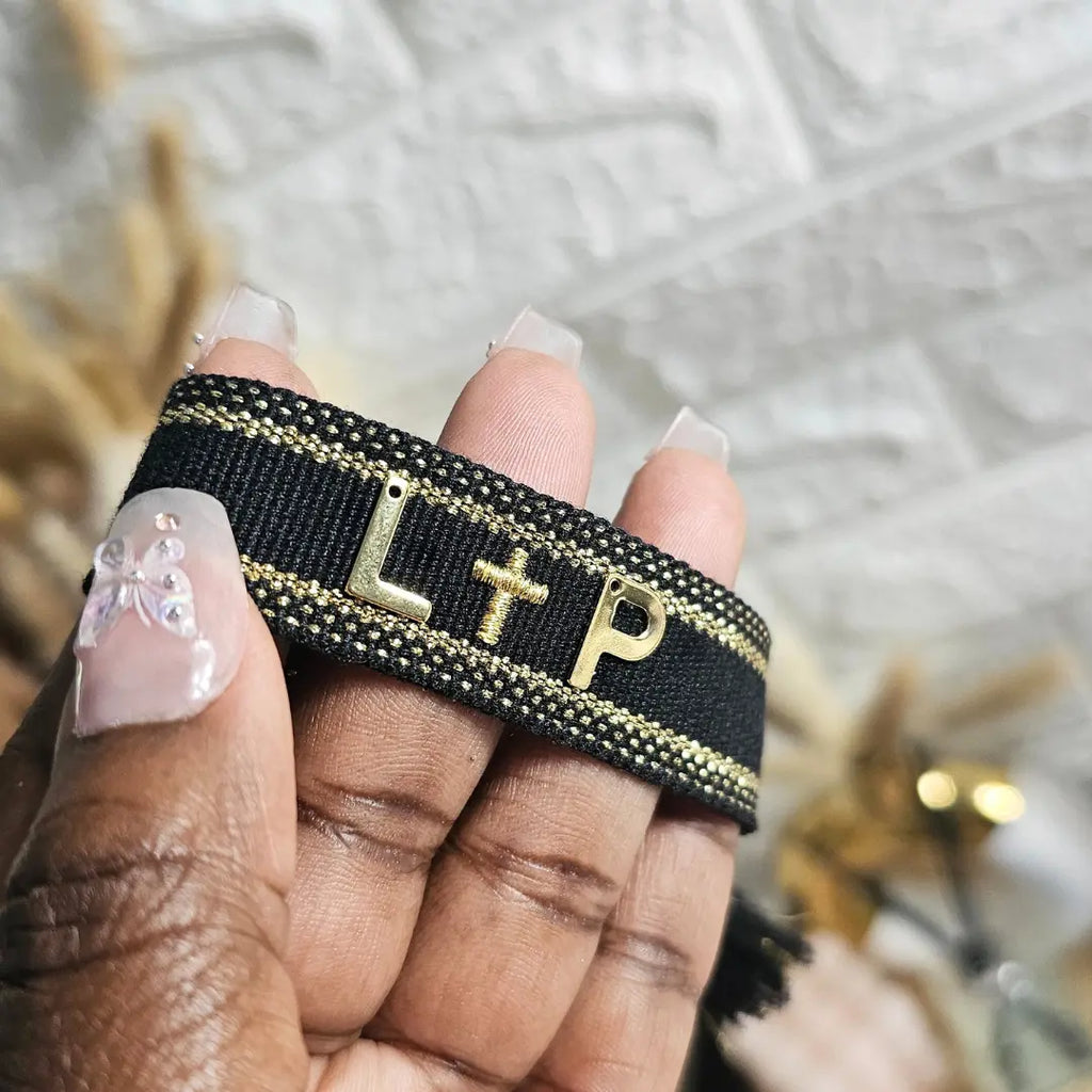 bracciale in filo colore nero con bordi orati e corece ricamata olore oro, personalizzato con iniziali in acciaio inox colore oro. Regalo per coppia, anniversairo, matrimonio, compleanno, San Valentino, Natale. Resistente e comodo.