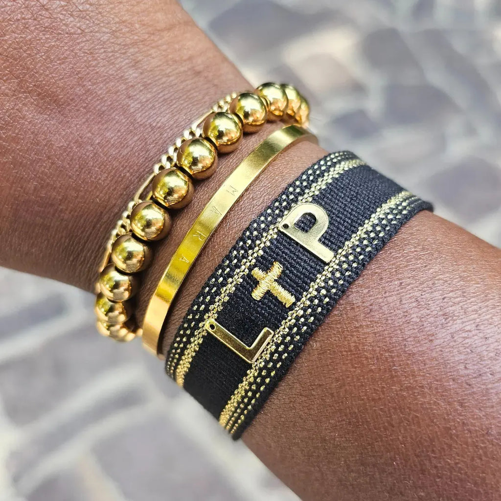 bracciale in filo colore nero con bordi orati e corece ricamata olore oro, personalizzato con iniziali in acciaio inox colore oro. Regalo per coppia, anniversairo, matrimonio, compleanno, San Valentino, Natale. Regalo romantico e legame profondo.