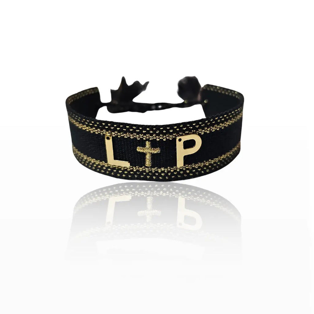 bracciale in filo colore nero con bordi orati e corece ricamata olore oro, personalizzato con iniziali in acciaio inox colore oro. Regalo per coppia, anniversairo, matrimonio, compleanno, San Valentino, Natale. 