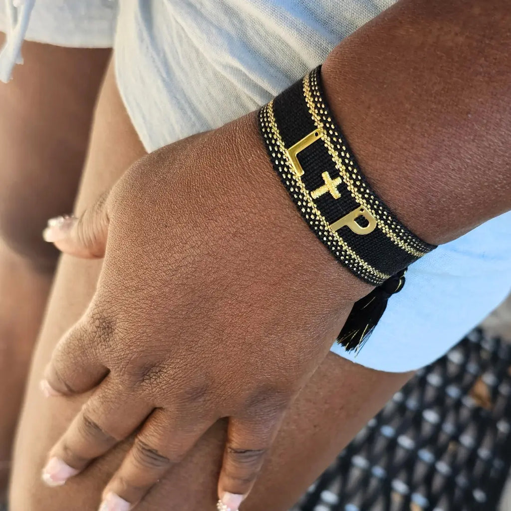 bracciale in filo colore nero con bordi orati e corece ricamata olore oro, personalizzato con iniziali in acciaio inox colore oro. Regalo per coppia, anniversairo, matrimonio, compleanno, San Valentino, Natale. Elegante e in tendenza.