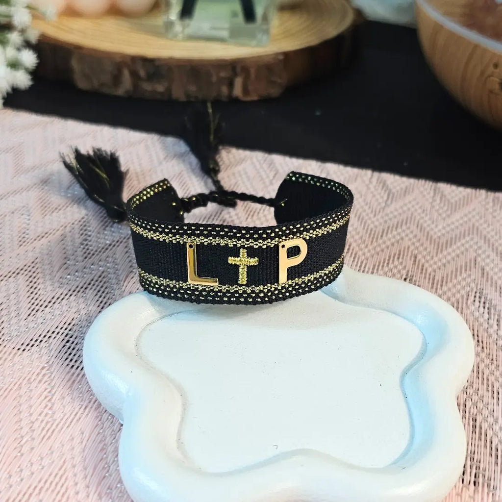 bracciale in filo colore nero con bordi orati e corece ricamata olore oro, personalizzato con iniziali in acciaio inox colore oro. Regalo per coppia, anniversairo, matrimonio, compleanno, San Valentino, Natale. Braccialetto trendy 