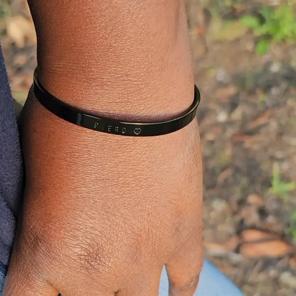 bracciale in acciaio inox colore nero personalizzato con nome, data o dedica. inciso a mano su entrambi i lati. regalo personalizzato unisex.