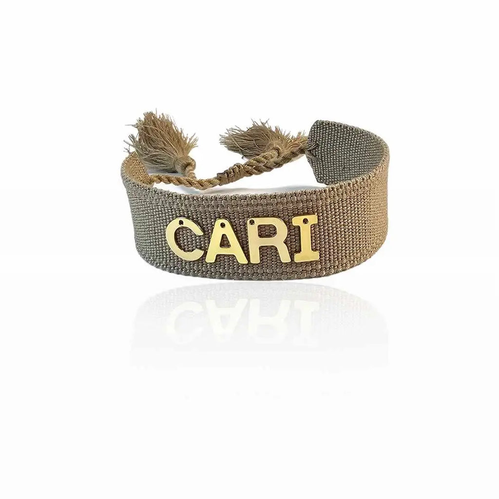bracciale in filo colore marrone chiaro personalizzato con nome in accio inox colore oro, idea regalo per donna