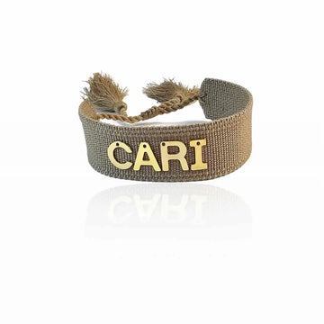 bracciale in filo colore marrone chiaro personalizzato con nome in accio inox colore oro, idea regalo per donna