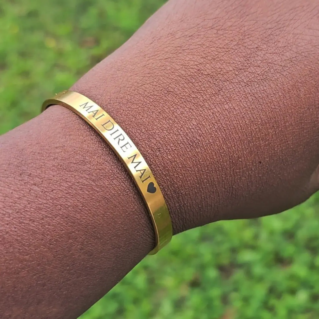 bracciale in acciaio inox color oro personalizzato con nome, frase, data su entrambi i lati. Regalo personalizzato donna e uomo per ogni occasione. Regalo con emozione.