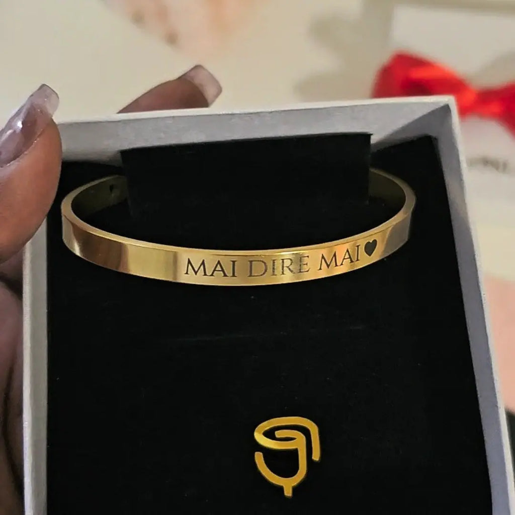 bracciale in acciaio inox color oro personalizzato con nome, frase, data su entrambi i lati. Regalo personalizzato donna e uomo per ogni occasione. Confezione regalo elegante.