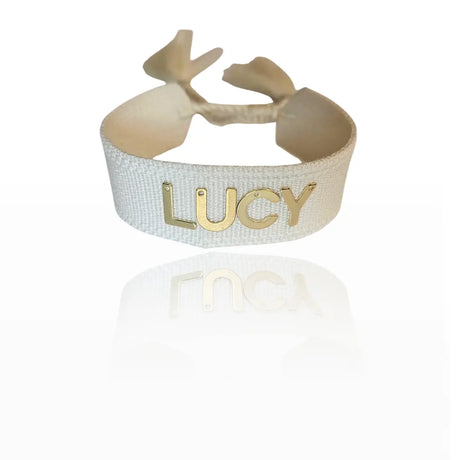 bracciale in filo colore bianco crema personalizzato con nome in acciaio inox colore oro, idea regalo personalizzato per donna per ogni occasione