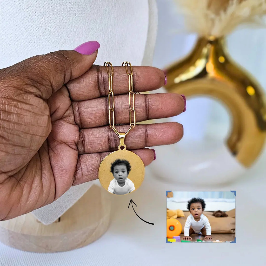 collana in acciaio inox color oro con preghiera Padre Nostro personalizzata con foto, dedica, foto incisa o dedica manoscritta. Regalo personalizzato unisex, elegante e per ogni occasione. Festa della Mamma, Festa del Papà,  anniversario, San Valentino, Natale.