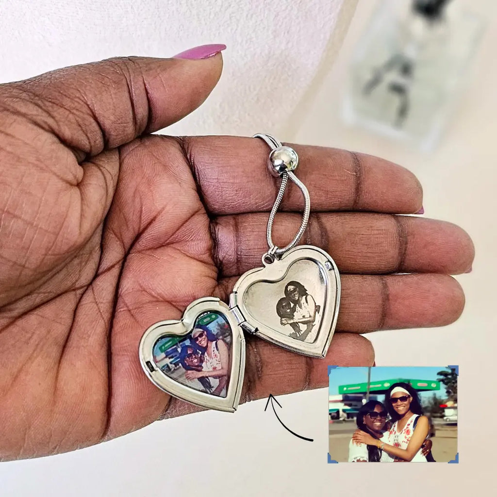 collana in acciaio inox colore argento personalizzata con foto, dedica, foto incisa. Regalo personalizzato per donna, elegante e per ogni occasione. Festa della Mamma, compleanno, anivversario, San Valentino, Natale. Idea regalo romantico. Regalo con proposito.