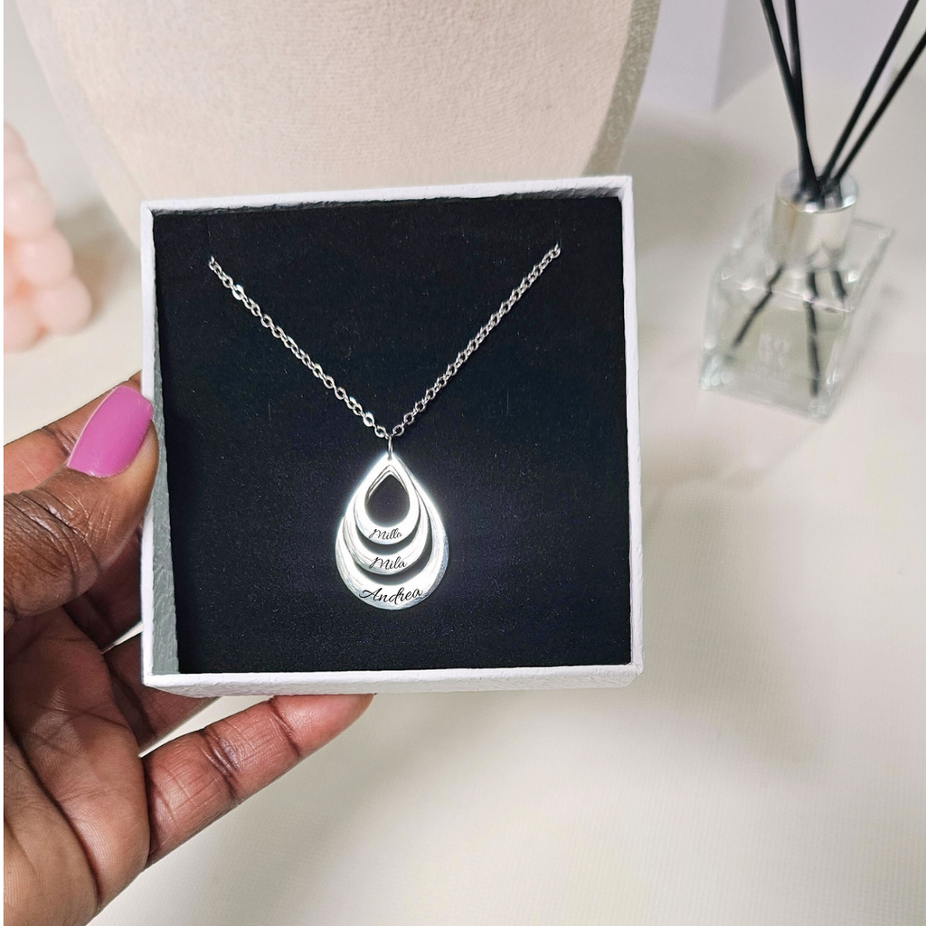 collana acciaio inox color argento stile goccia personalizzata con nomi. Regalo personalizzato per donna per ogni occasione. Festa della Mamma, Anniversario, compleanno, Natale. Confezione regalo elegante.