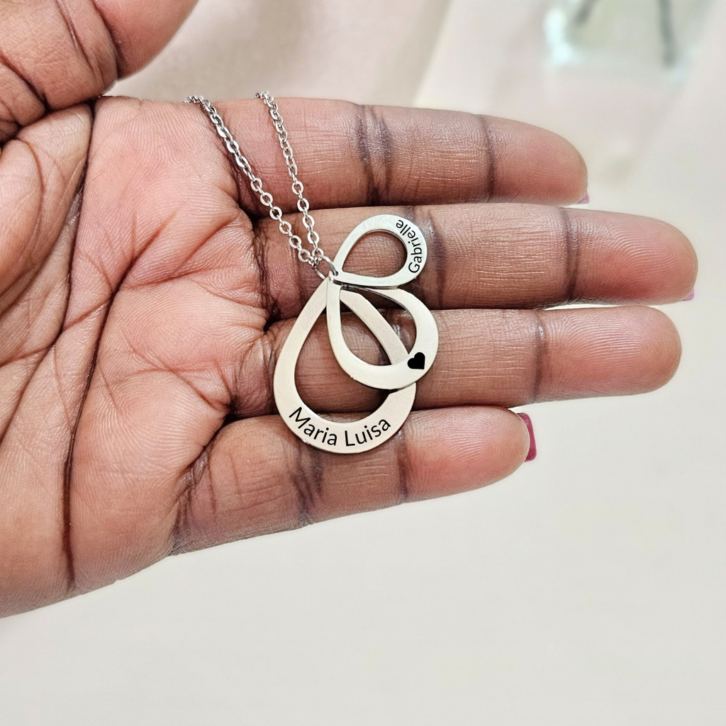 collana acciaio inox color argento stile goccia personalizzata con nomi. Regalo personalizzato per donna per ogni occasione. Festa della Mamma, Anniversario, compleanno, Natale. Regalo elegante.