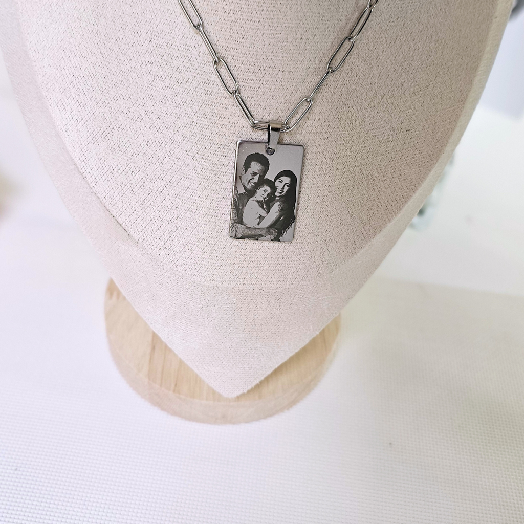 collana semplice in acciaio inox colore argento personalizzata con foto e dedica manoscritta. Regalo personalizzato per qualsiasi occasione, per ricordare a chi non c'è più, anniversario, compleanno, Festa della Mamma, Festa del Papà, San Valentino, Natale. Inciso su entrambi i lati. Regalo elegante. Regalo originale.