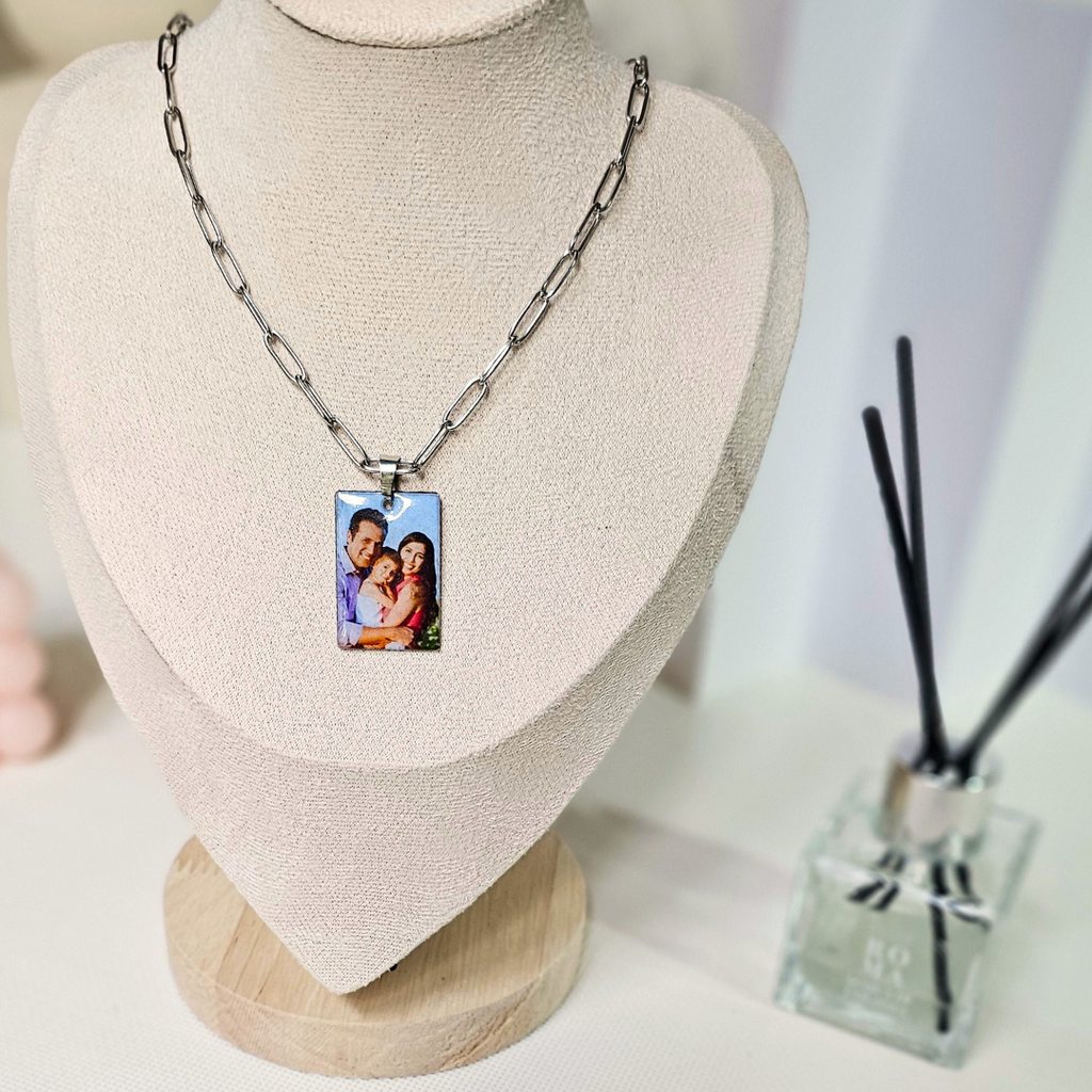 Collana cuadrata in acciaio inox colore argento personalizzata con foto reale e retro a scelta. Regalo personalizzato per qualsiasi occasione, per ricordare a chi non c'è più, anniversario, compleanno, Festa della Mamma, Festa del Papà, San Valentino, Natale. Inciso su entrambi i lati. Regalo elegante per donna. Collana originale.