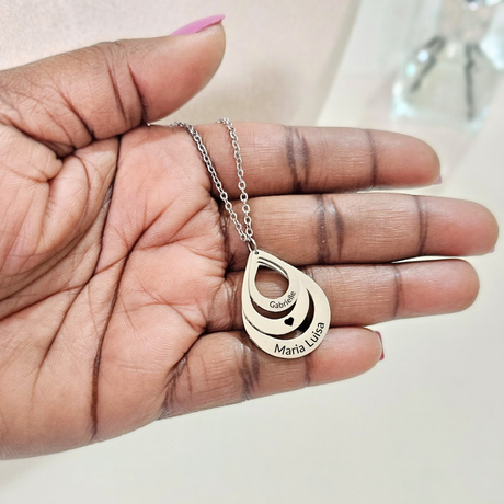 collana acciaio inox color argento stile goccia personalizzata con nomi. Regalo personalizzato per donna per ogni occasione. Festa della Mamma, Anniversario, compleanno, Natale.