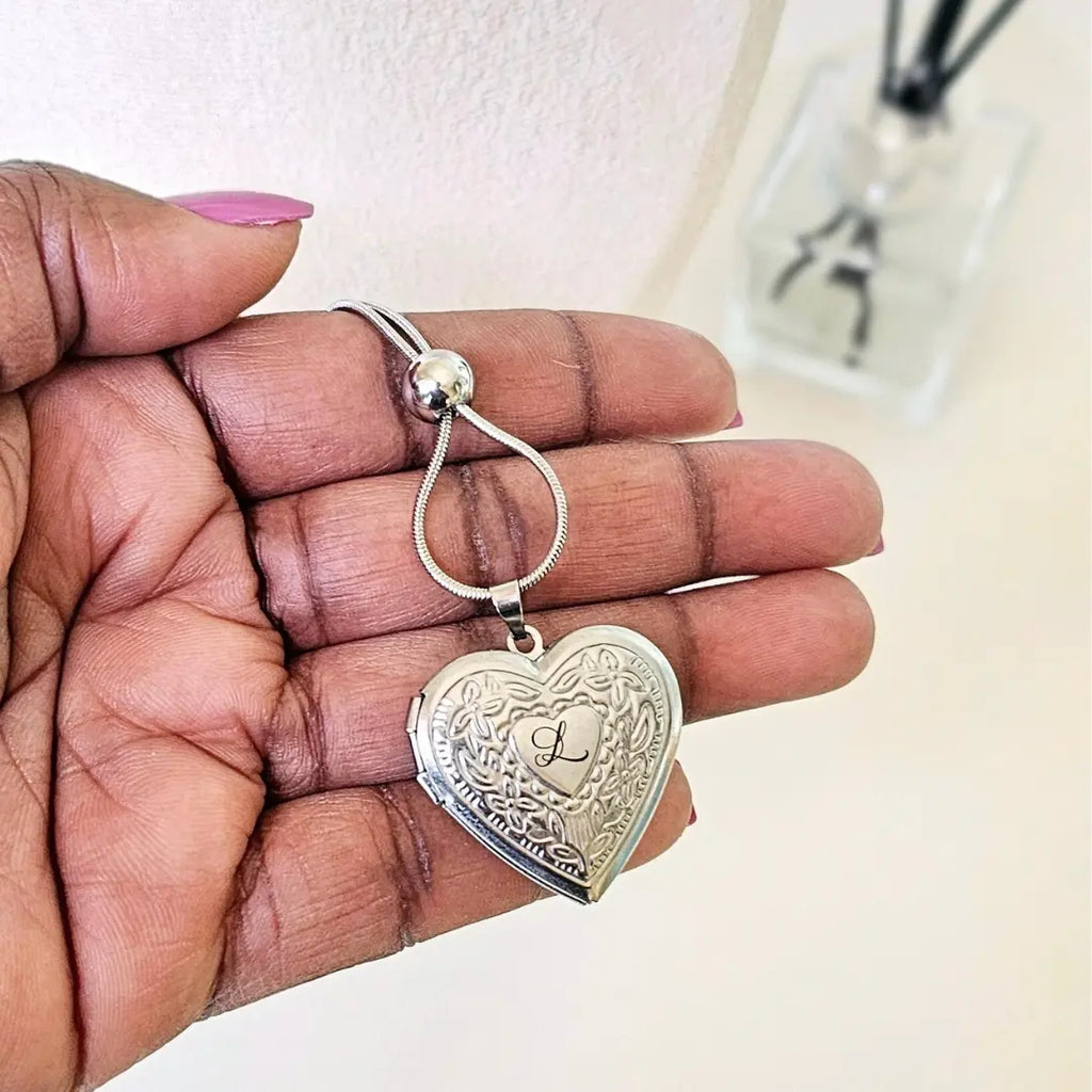 collana in acciaio inox colore argento personalizzata con foto, dedica, foto incisa. Regalo personalizzato per donna, elegante e per ogni occasione. Festa della Mamma, compleanno, anivversario, San Valentino, Natale. Idea regalo romantico. Regalo elegante.