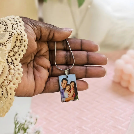Collana ciondolo rettangoalre  in acciaio inox colore argento personalizzata con foto vera e retro a scelta. Regalo personalizzato per qualsiasi occasione, per ricordare a chi non c'è più, anniversario, compleanno, Festa della Mamma, Festa del Papà, San Valentino, Natale. Inciso su entrambi i lati. Regalo elegante