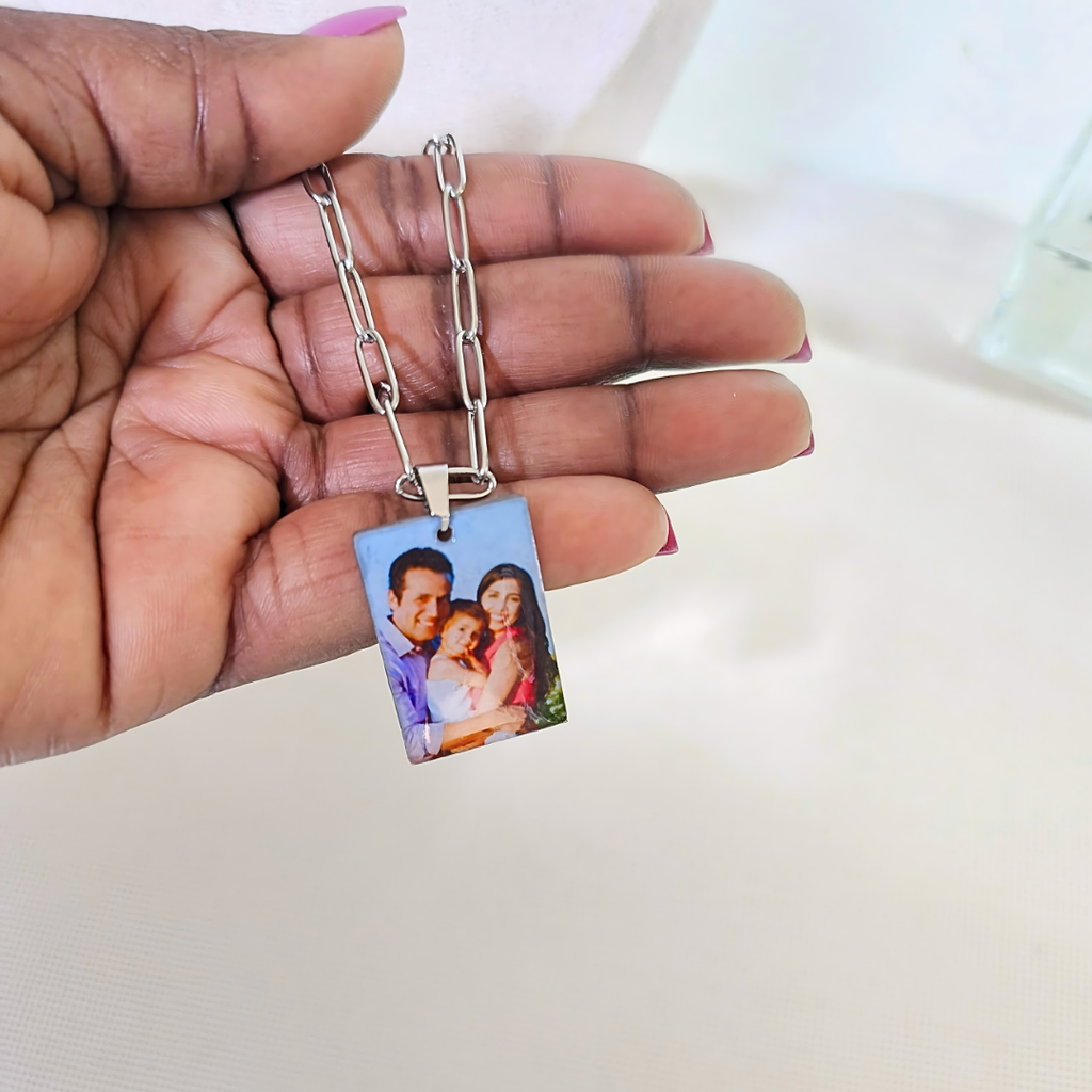 Collana cuadrata in acciaio inox colore argento personalizzata con foto reale e retro a scelta. Regalo personalizzato per qualsiasi occasione, per ricordare a chi non c'è più, anniversario, compleanno, Festa della Mamma, Festa del Papà, San Valentino, Natale. Inciso su entrambi i lati. Regalo elegante per donna.