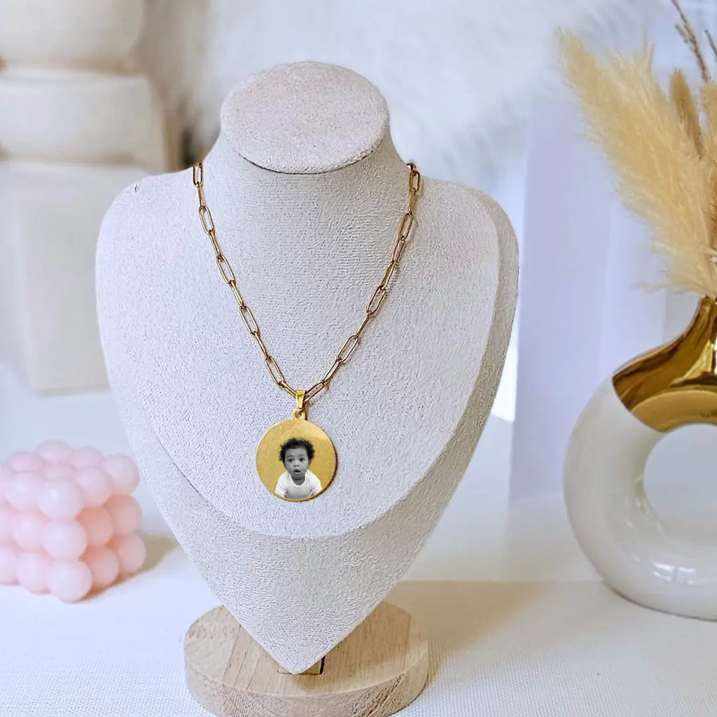 collana in acciaio inox color oro con preghiera Padre Nostro personalizzata con foto, dedica, foto incisa o dedica manoscritta. Regalo personalizzato unisex, elegante e per ogni occasione. Festa della Mamma, Festa del Papà, compleanno, anniversario, San Valentino, Natale. Regalo emotivo.