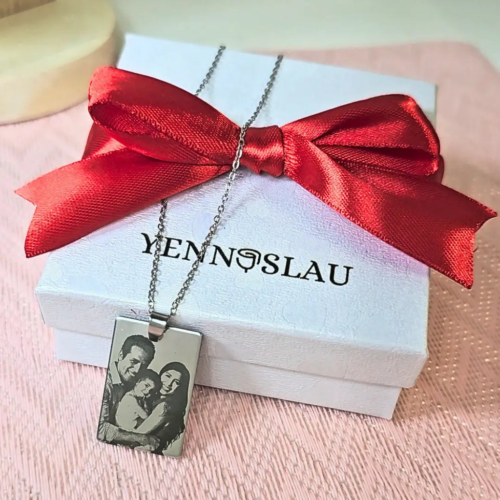 collana semplice in acciaio inox colore argento personalizzata con foto e dedica manoscritta. Regalo personalizzato per qualsiasi occasione, per ricordare a chi non c'è più, anniversario, compleanno, Festa della Mamma, Festa del Papà, San Valentino, Natale. Inciso su entrambi i lati. Regalo elegante.