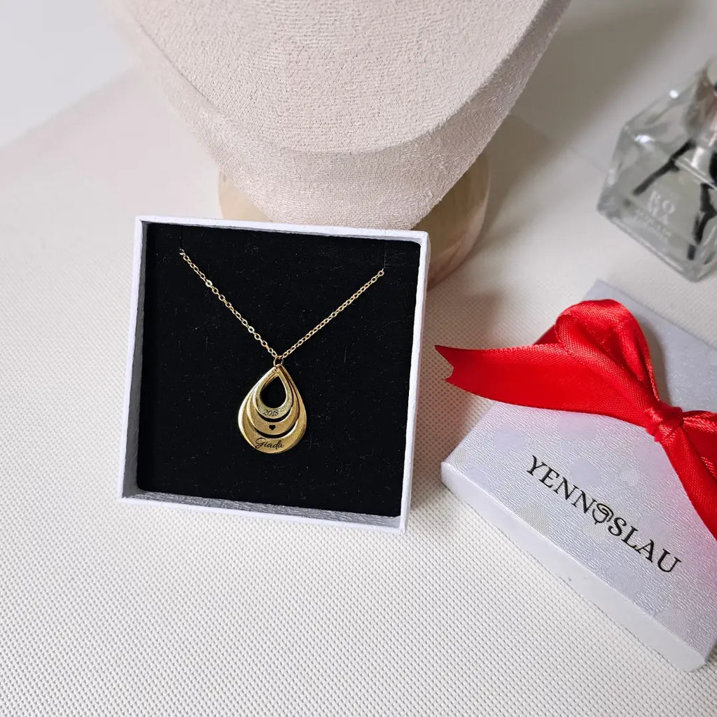 collana in acciaio inox colore oro stile goccia personalizzata con nome. Regalo personalizzato per donna per ogni occasione. Compleanno, Festa della Mamma, Anniversario, Natale. Regalo elegante.