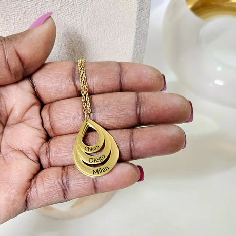 collana in acciaio inox colore oro stile goccia personalizzata con nome. Regalo personalizzato per donna per ogni occasione. Compleanno, Festa della Mamma, Anniversario, Natale. Nome dei figli.