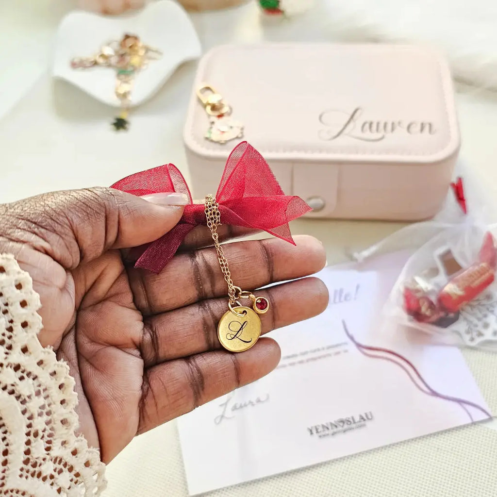 Set regalo Natale portagioie rosa personalizzato con nome e dedica e collana in accaio inox color oro con inizizle e dedcia. Regalo elegante