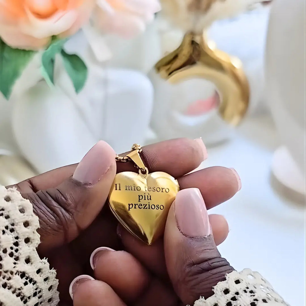 collana in acciaio inox color oro personalizzata con foto. Regalo personalizzato per donna per ogni occasione. Festa della Mamma, Anniversario, compleanno, San Valentino, Natale. Regalo elegante e emozionante. Testo sul retro.