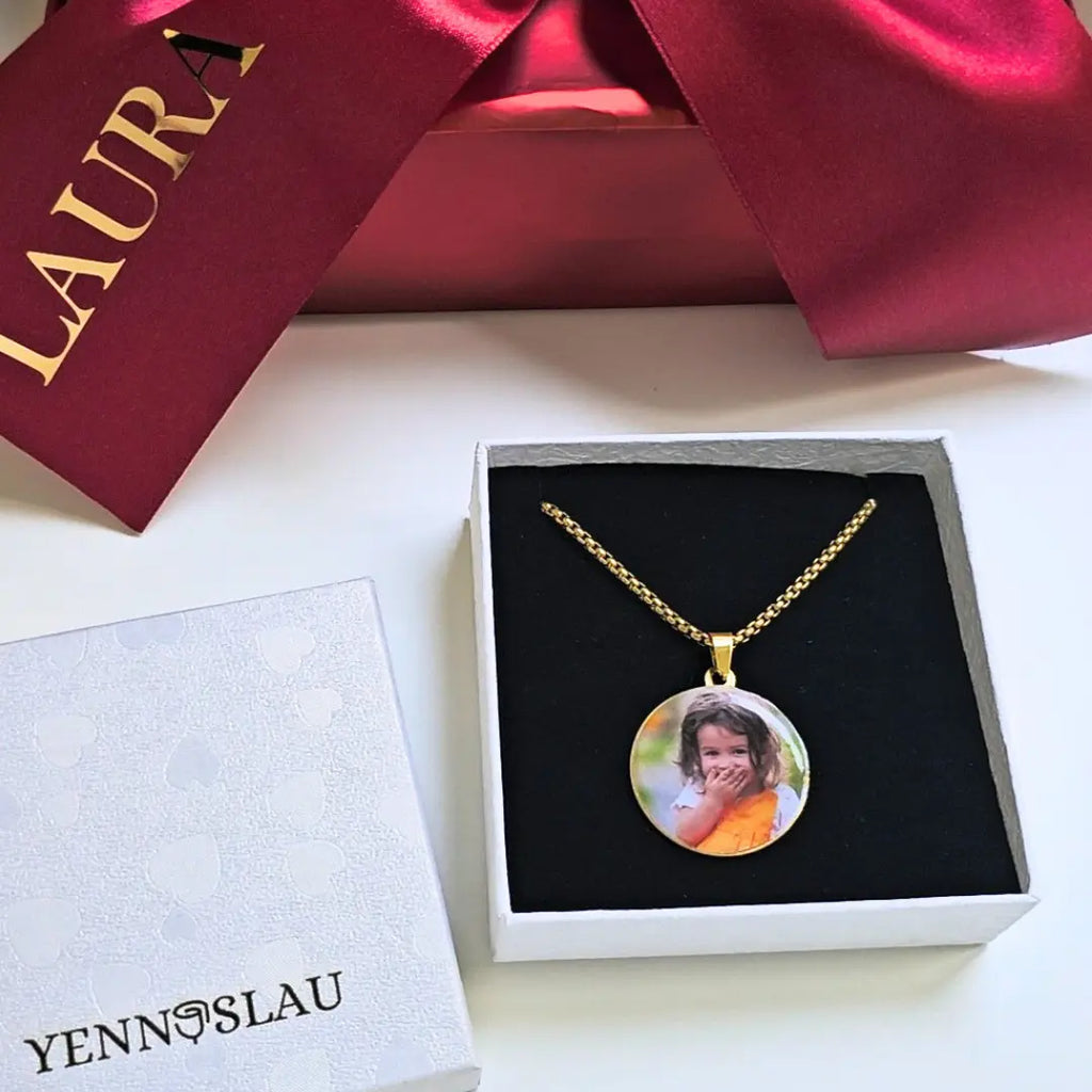 Collana in acciaio inox color oro personalizzata con foto incisa, dedica, testo. Regalo personalizzato per donna per ogni occasione: compleanno, anniversario, Festa della Mamma, San Valentino, Natale. Regalo con foto reale.