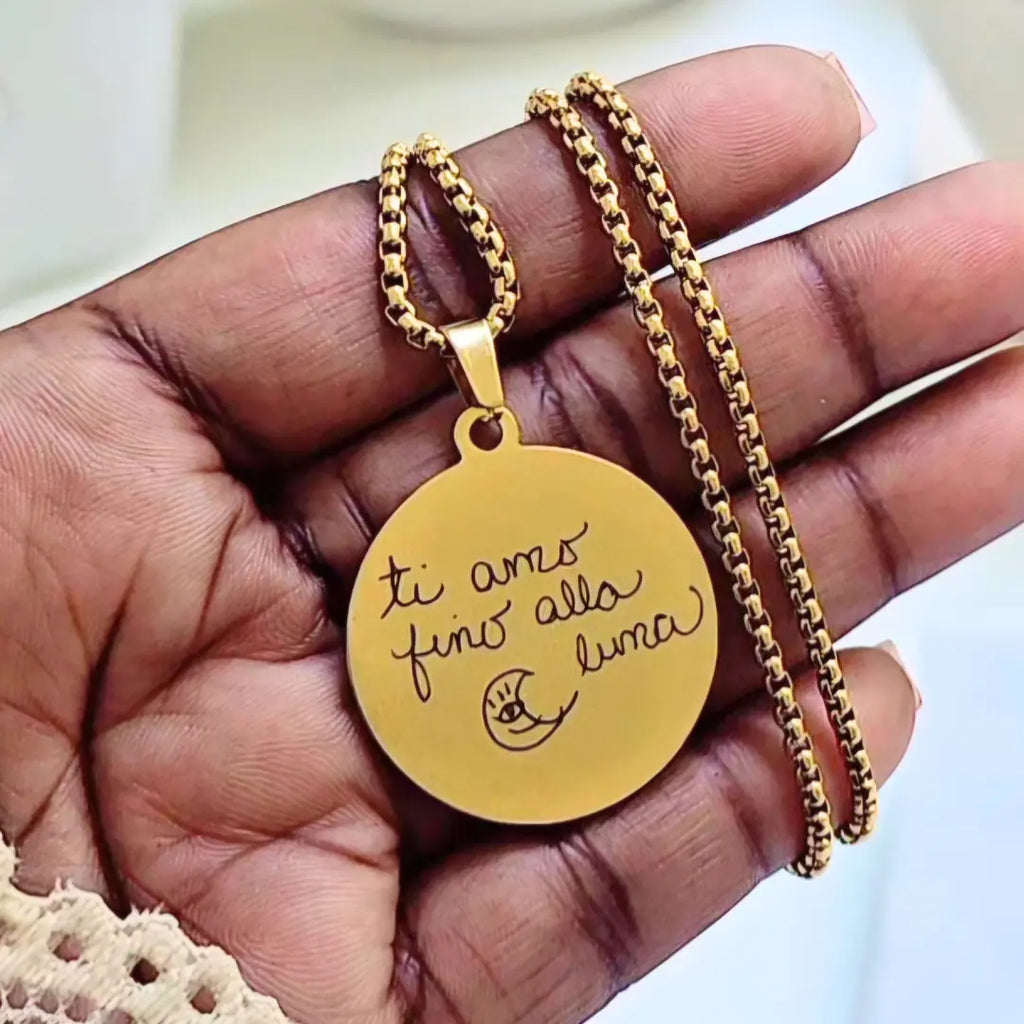 Collana in acciaio inox color oro personalizzata con foto incisa, dedica, testo. Regalo personalizzato per donna per ogni occasione: compleanno, anniversario, Festa della Mamma, San Valentino, Natale. Regalo con dedica manoscritta.