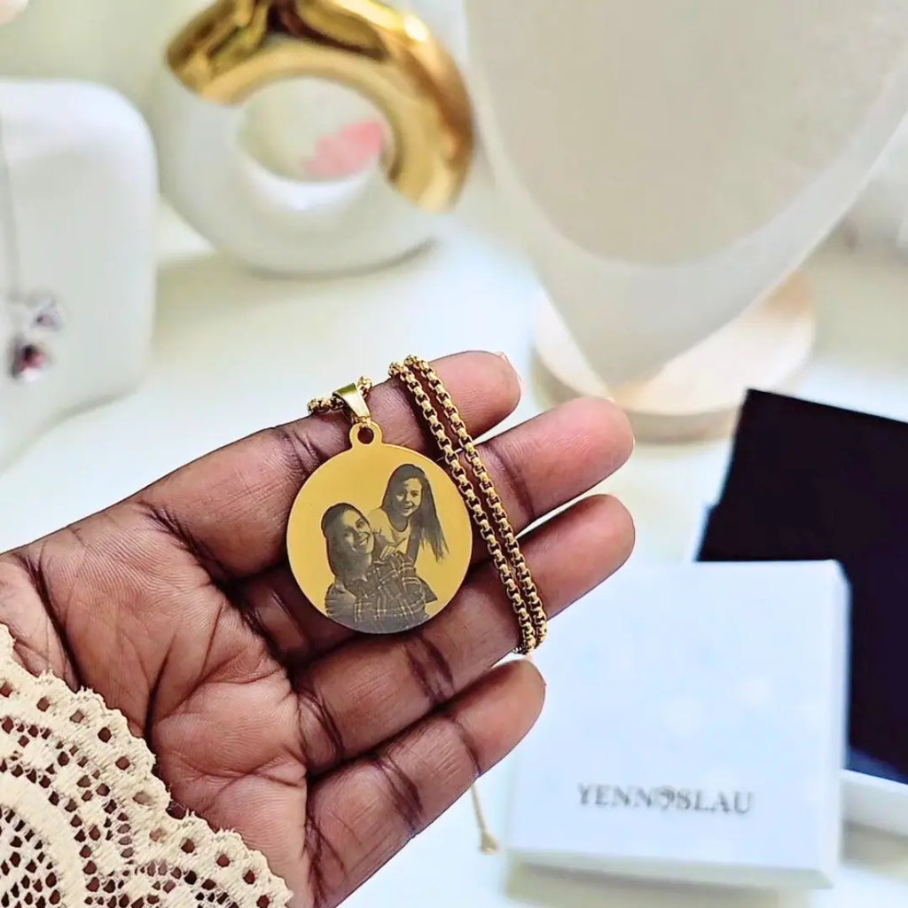 Collana in acciaio inox color oro personalizzata con foto incisa, dedica, testo. Regalo personalizzato per donna per ogni occasione: compleanno, anniversario, Festa della Mamma, San Valentino, Natale. Regalo con fotoincisione.