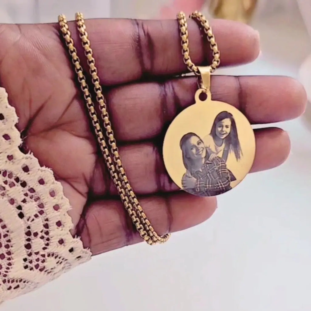 Collana in acciaio inox color oro personalizzata con foto incisa, dedica, testo. Regalo personalizzato per donna per ogni occasione: compleanno, anniversario, Festa della Mamma, San Valentino, Natale.